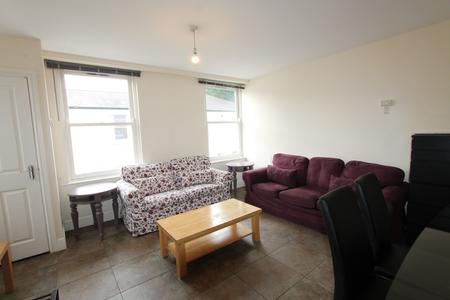 4 bedroom Flat to let in Clarendon Square, Leamington Spa, CV32