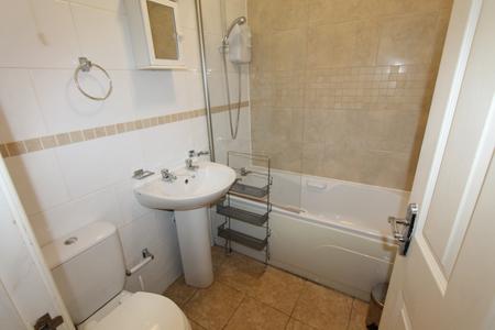 4 bedroom Flat to let in Clarendon Square, Leamington Spa, CV32