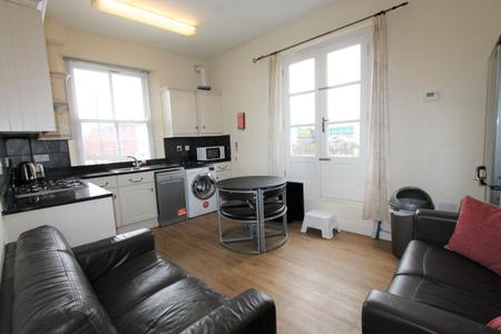 3 bedroom Flat to let in George Street, Leamington Spa, CV31