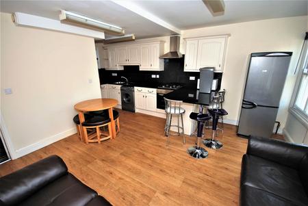 6 bedroom Flat to let in George Street, Leamington Spa, CV31