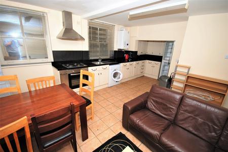 6 bedroom Flat to let in George Street, Leamington Spa, CV31