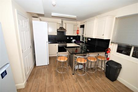 6 bedroom Flat to let in George Street, Leamington Spa, CV31
