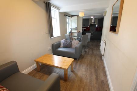 4 bedroom Flat to let in Oxford Street, Leamington Spa, CV32