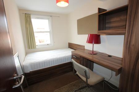 4 bedroom Flat to let in Oxford Street, Leamington Spa, CV32