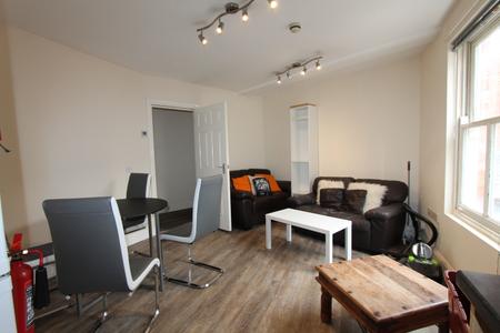 4 bedroom Flat to let in Regent Place, Leamington Spa, CV31