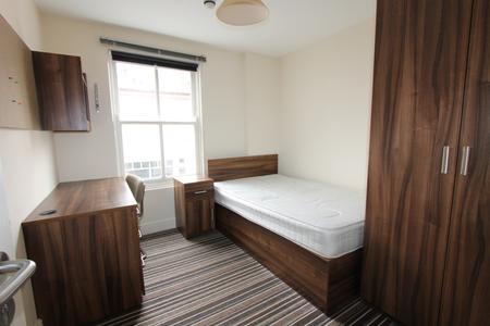 4 bedroom Flat to let in Regent Place, Leamington Spa, CV31