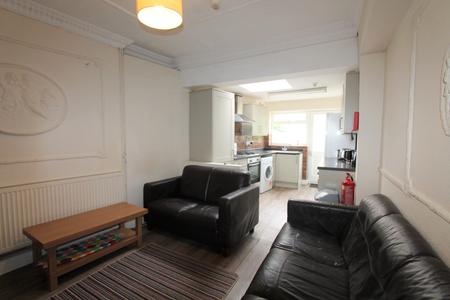 5 bedroom Flat to let in Rosefield Street, Leamington Spa, CV32