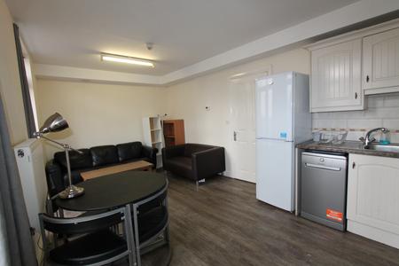 4 bedroom Flat to let in Spencer Street, Leamington Spa, CV31
