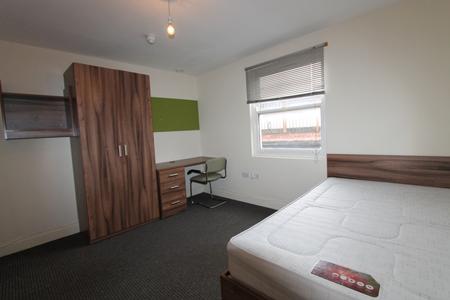4 bedroom Flat to let in Spencer Street, Leamington Spa, CV31