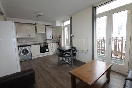 4 bedroom Flat to let in Spencer Street, Leamington Spa, CV31