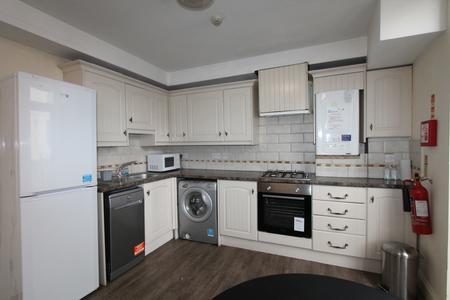 4 bedroom Flat to let in Spencer Street, Leamington Spa, CV31