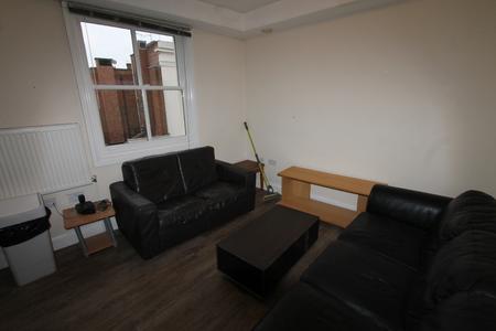4 bedroom Flat to let in Spencer Street, Leamington Spa, CV31