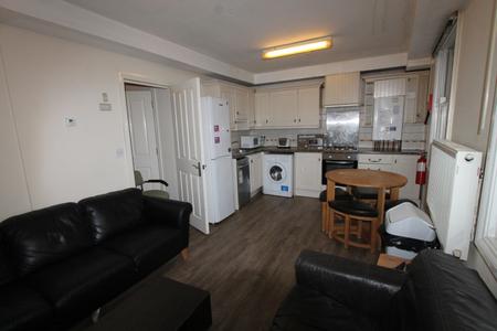 4 bedroom Flat to let in Spencer Street, Leamington Spa, CV31