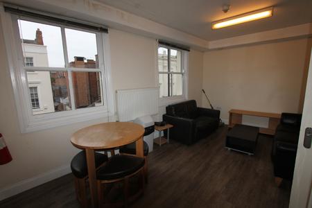 4 bedroom Flat to let in Spencer Street, Leamington Spa, CV31