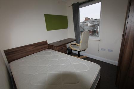 4 bedroom Flat to let in Spencer Street, Leamington Spa, CV31