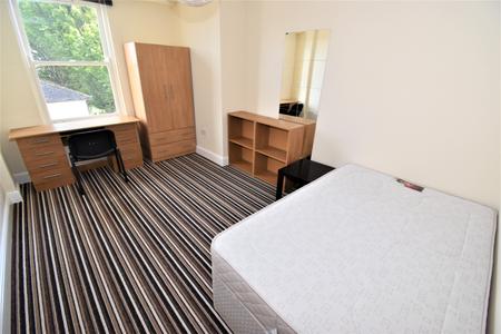 4 bedroom Flat to let in Clarendon Square, Leamington Spa, CV32