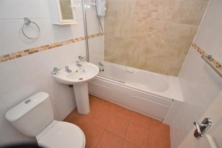 4 bedroom Flat to let in Clarendon Square, Leamington Spa, CV32