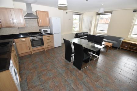 4 bedroom Flat to let in Clarendon Square, Leamington Spa, CV32