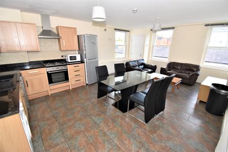 4 bedroom Flat to let in Clarendon Square, Leamington Spa, CV32