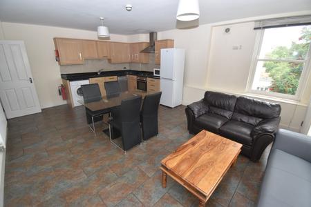 4 bedroom Flat to let in Clarendon Square, Leamington Spa, CV32
