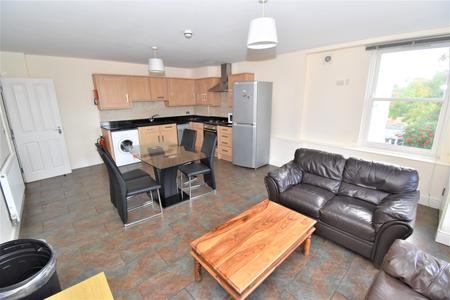 4 bedroom Flat to let in Clarendon Square, Leamington Spa, CV32
