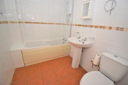 3 bedroom Flat to let in Clarendon Square, Leamington Spa, CV32