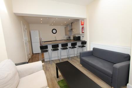 4 bedroom Flat to let in Clarendon Street, Leamington Spa, CV32