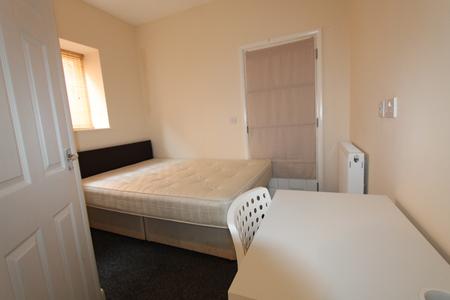 4 bedroom Flat to let in Clarendon Street, Leamington Spa, CV32