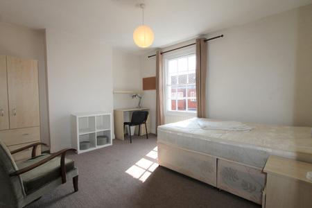 4 bedroom Flat to let in Hill Street, Leamington Spa, CV32