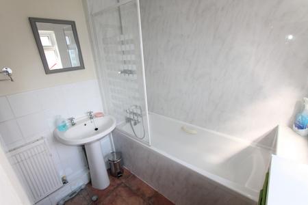 4 bedroom Flat to let in Hill Street, Leamington Spa, CV32