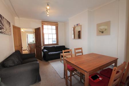 4 bedroom Flat to let in Hill Street, Leamington Spa, CV32