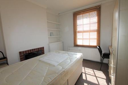4 bedroom Flat to let in Hill Street, Leamington Spa, CV32