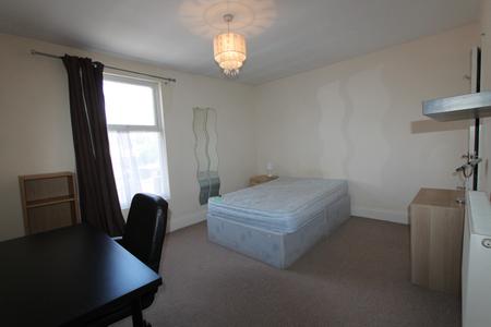4 bedroom Flat to let in New Street, Leamington Spa, CV31