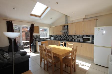 4 bedroom Flat to let in New Street, Leamington Spa, CV31