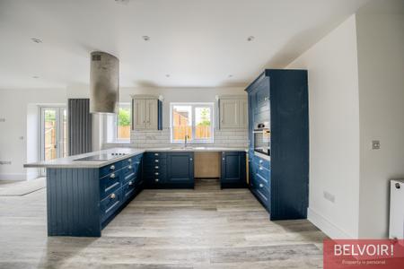 4 bedroom Flat to let in Rounds Hill, Kenilworth, CV8