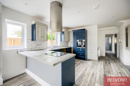 4 bedroom Flat to let in Rounds Hill, Kenilworth, CV8