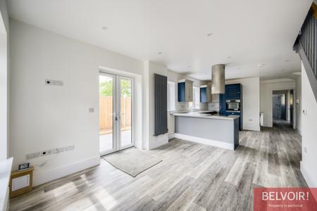 4 bedroom Flat to let in Rounds Hill, Kenilworth, CV8