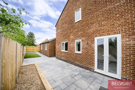 4 bedroom Flat to let in Rounds Hill, Kenilworth, CV8