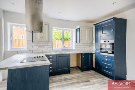 4 bedroom Flat to let in Rounds Hill, Kenilworth, CV8