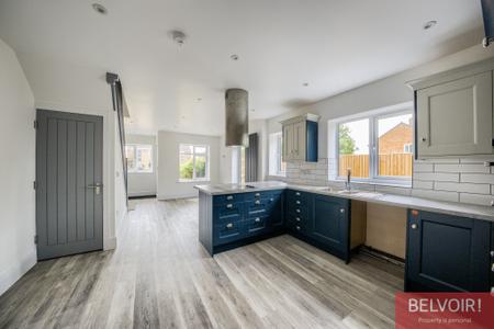 4 bedroom Flat to let in Rounds Hill, Kenilworth, CV8