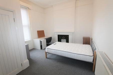 2 bedroom Flat to let in Russell Terrace, Leamington Spa, CV31
