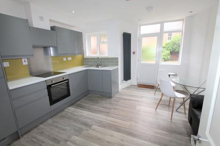 2 bedroom Flat to let in Russell Terrace, Leamington Spa, CV31