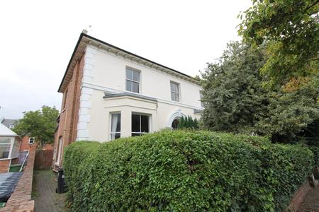 2 bedroom Flat to let in Russell Terrace, Leamington Spa, CV31