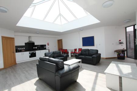 6 bedroom Flat to let in Warwick Street, Leamington Spa, CV32