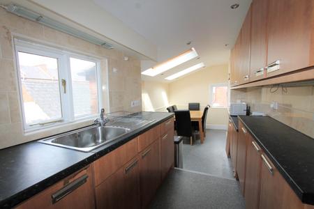 5 bedroom Flat to let in Warwick Street, Leamington Spa, CV32
