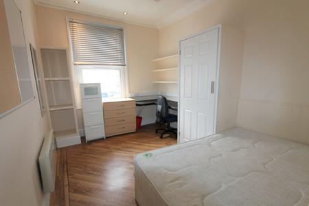 5 bedroom Flat to let in Warwick Street, Leamington Spa, CV32