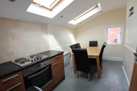 5 bedroom Flat to let in Warwick Street, Leamington Spa, CV32