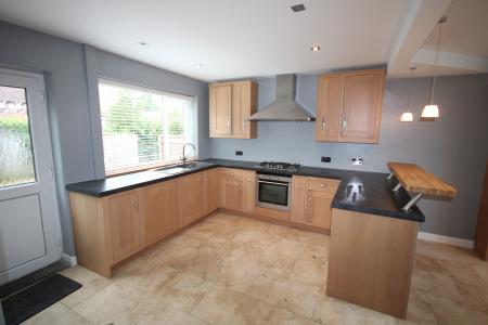 5 bedroom Detached house to let in Chantry Grove, Poppleton, York, YO26