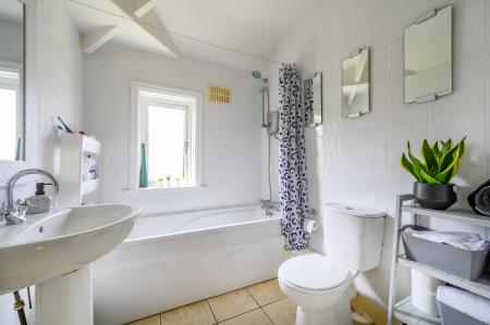 3 bedroom End of terrace house for sale in West Park, West Yorkshire, Guiseley, LS20