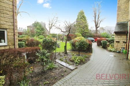 2 bedroom Flat for sale in Sutton Court, West Yorkshire, Bingley, BD16